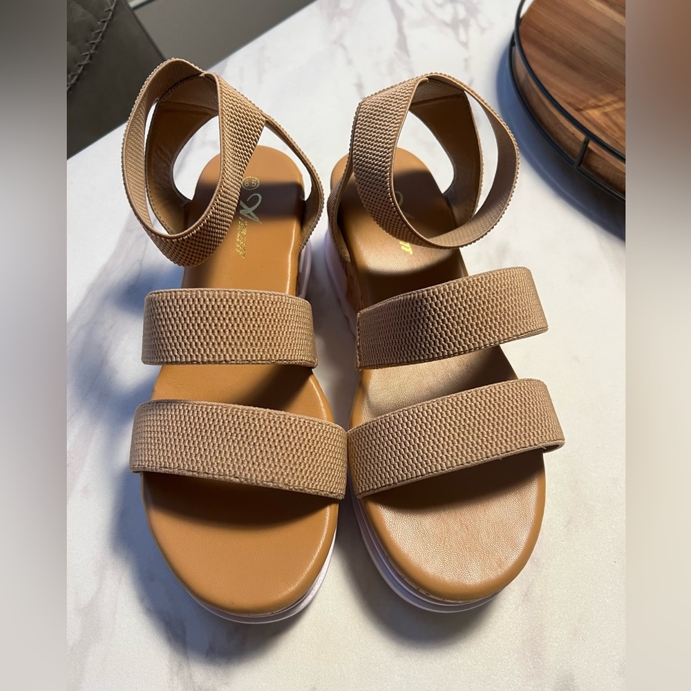 NWOT Athlefit tan platform sandals size 8.5